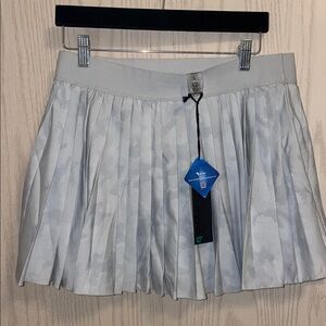 Mono B White Pleated Athletic Skirt Skort Gray Camo Pattern Size Large NWT